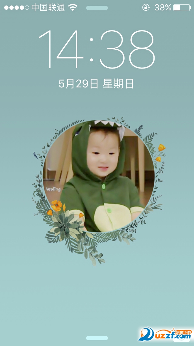 中文名:宋民国 国籍:韩国 韩国出生地:韩国釜山 出生日期:2012年3月6日 代表作品:《超人回来了》、《蒋英实》 宋民国,韩国著名影星宋一国的次子,与宋大韩、宋万岁组成宋家三胞胎。他是个爱撒娇、爱唱歌的男孩,他的记忆力惊人的好,能记住所有恐龙的名字及样貌。2012年3月6日出生于韩国釜山,2014年7月6日参加韩国亲子节目《超人回来了》而被观众熟知,2015年,他在父亲宋一国主演的电视剧《蒋英实》中客串乞丐一角。